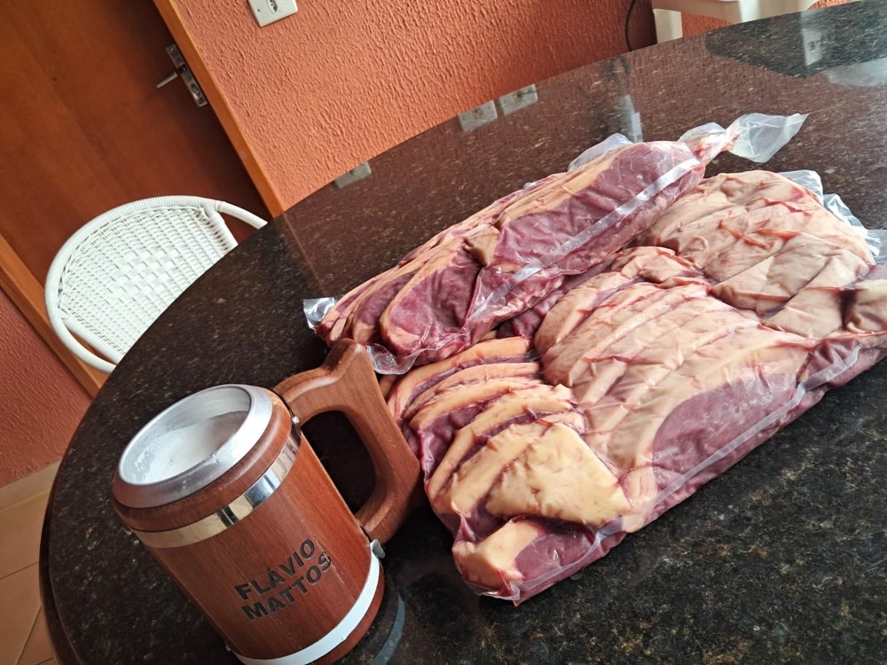 Picanha premium fatiada na brasa